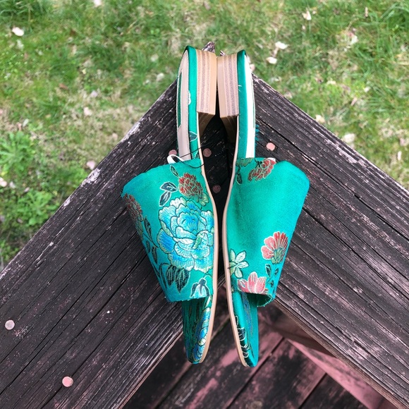 Forever 21 | Green Floral Slides Size 6 - Picture 2 of 5
